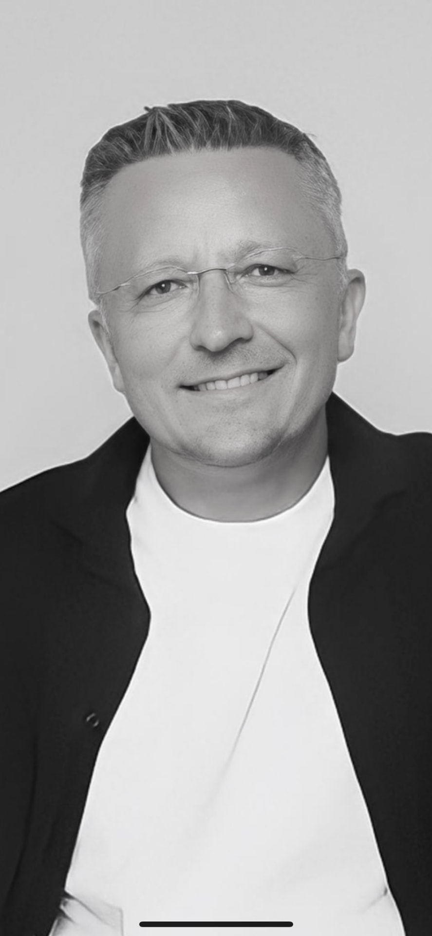 Porträt von Adrian Siegfanz, Inhaber der Unternehmensberatung Siegfanz